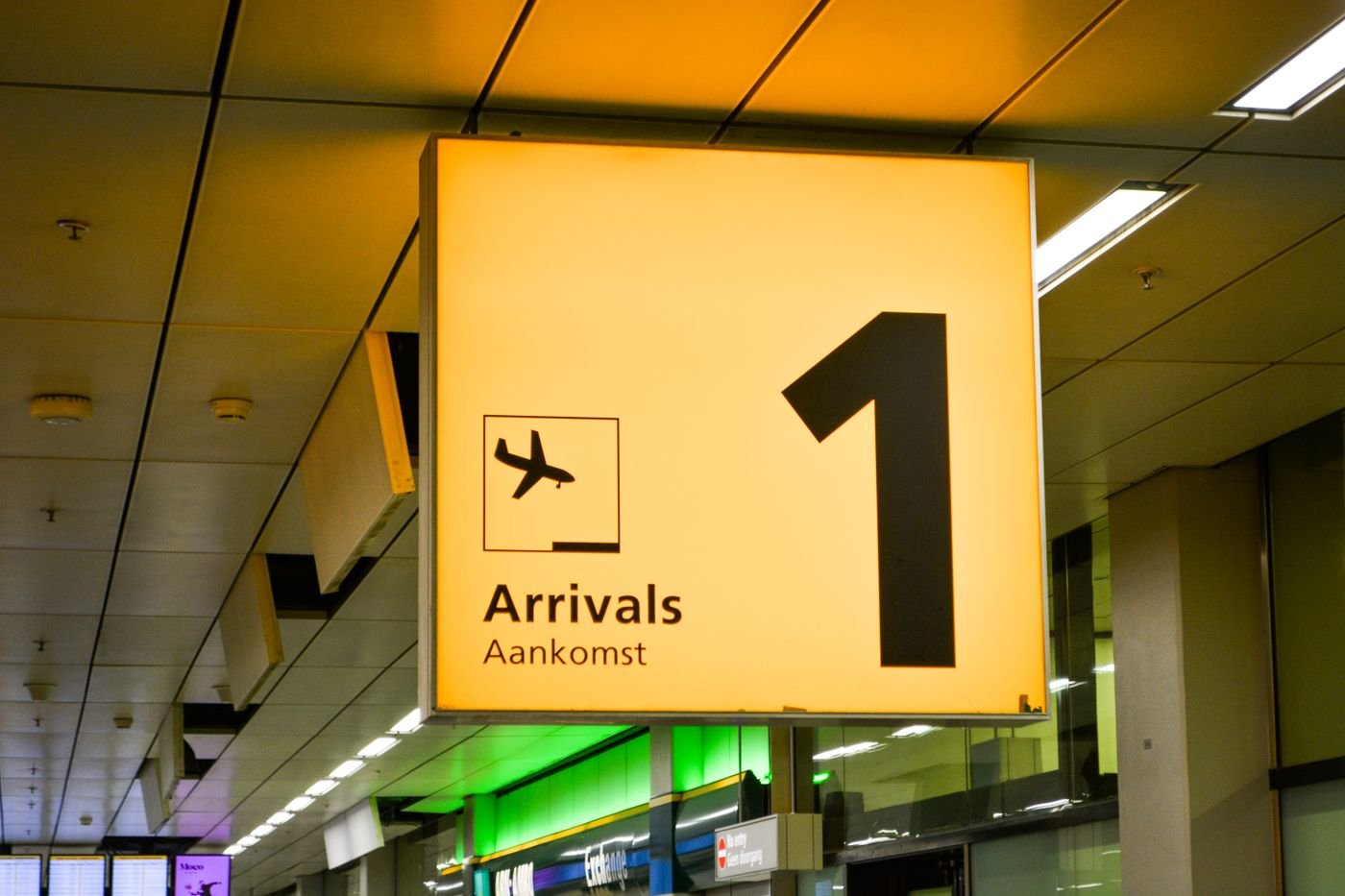 Señal de llegadas en un aeropuerto internacional