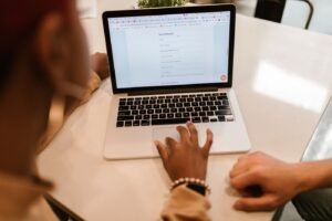 Persona rellenando un formulario online en un portátil
