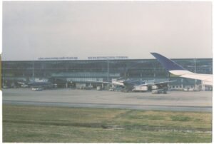 Aviones en la pista del aeropuerto internacional de Noi Bai, Hanói, Vietnam