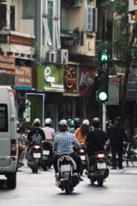 Motos paradas en un semáforo en una calle de Hanói, Vietnam