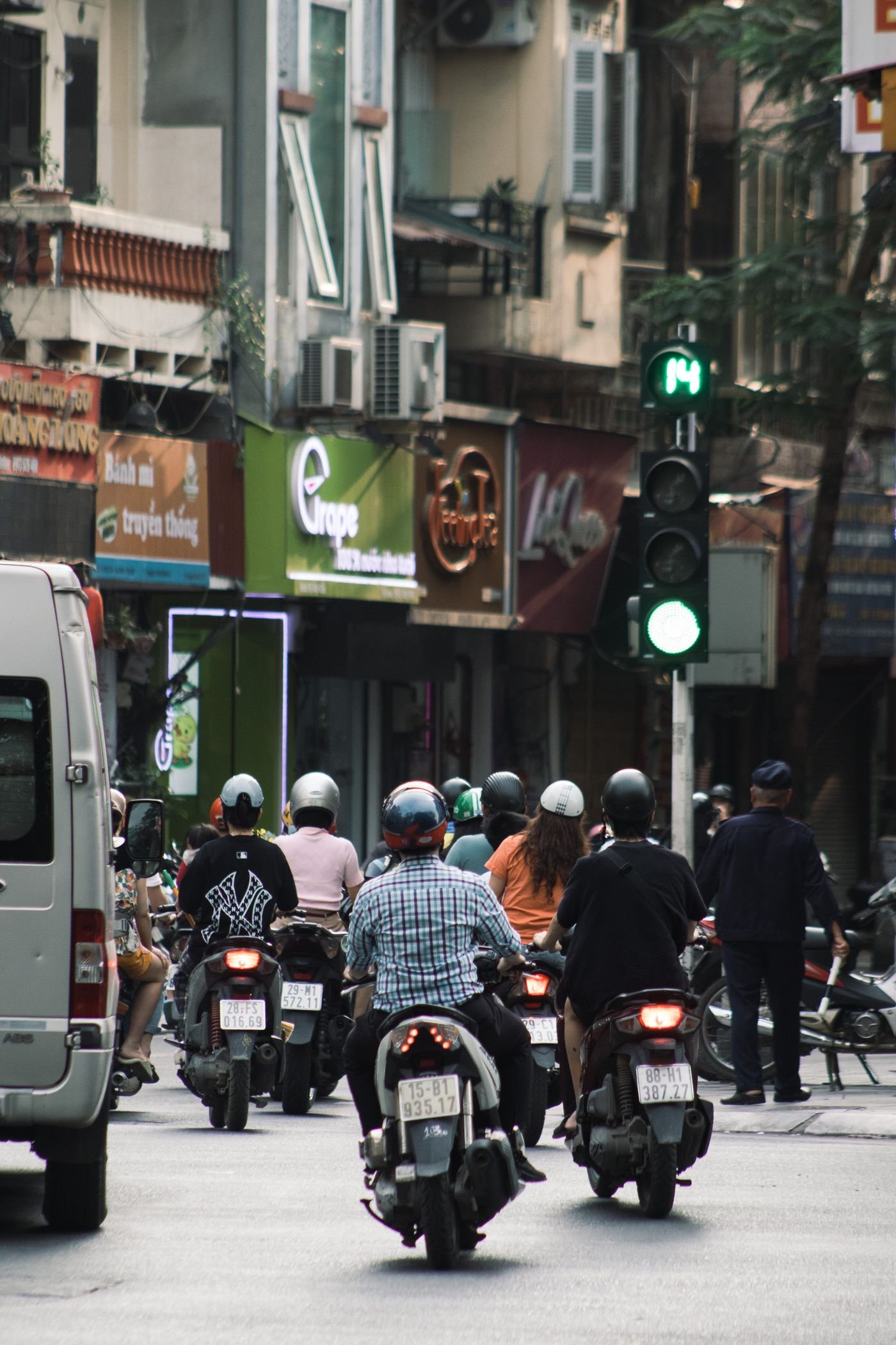 Tráfico de motos en una calle de Hanói