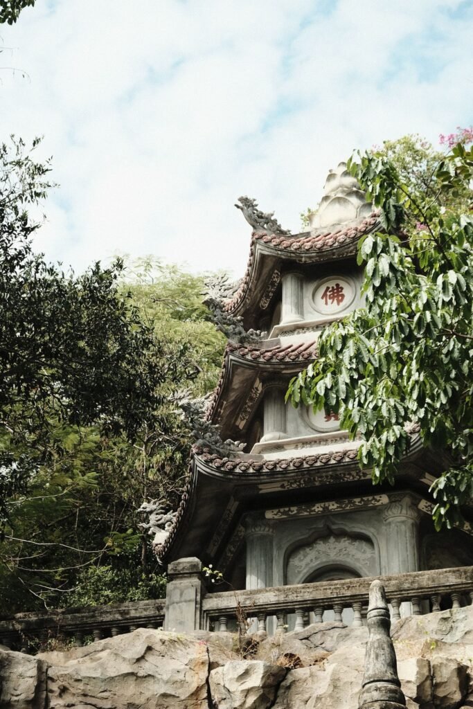 Pagoda tradicional de varios niveles rodeada de árboles en Vietnam