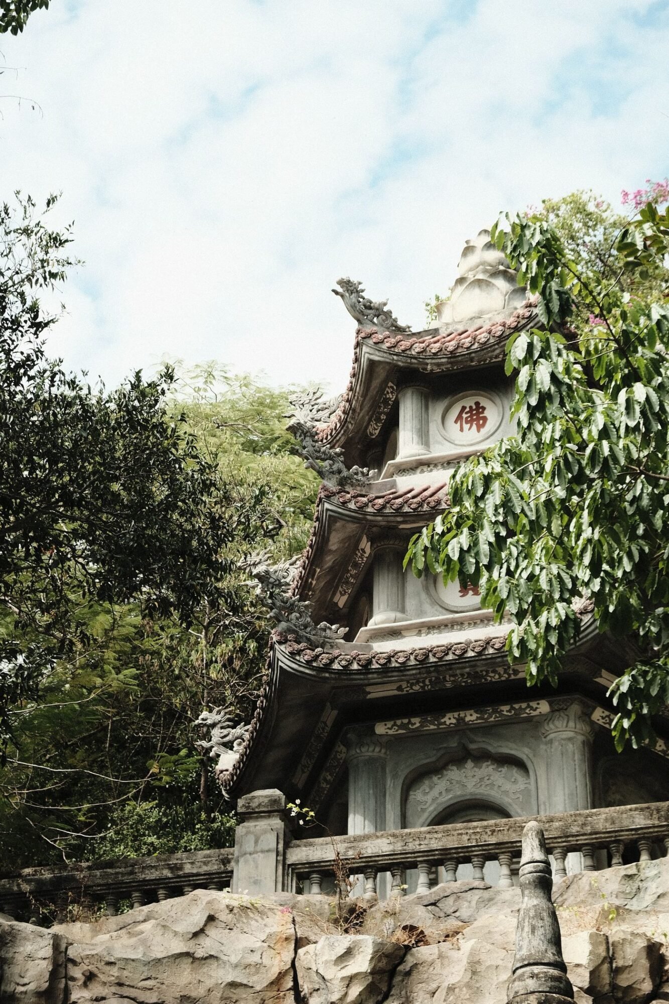Pagoda tradicional de varios niveles rodeada de árboles en Vietnam