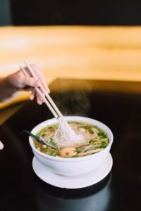 Bowl de pho, sopa de fideos vietnamita, con palillos
