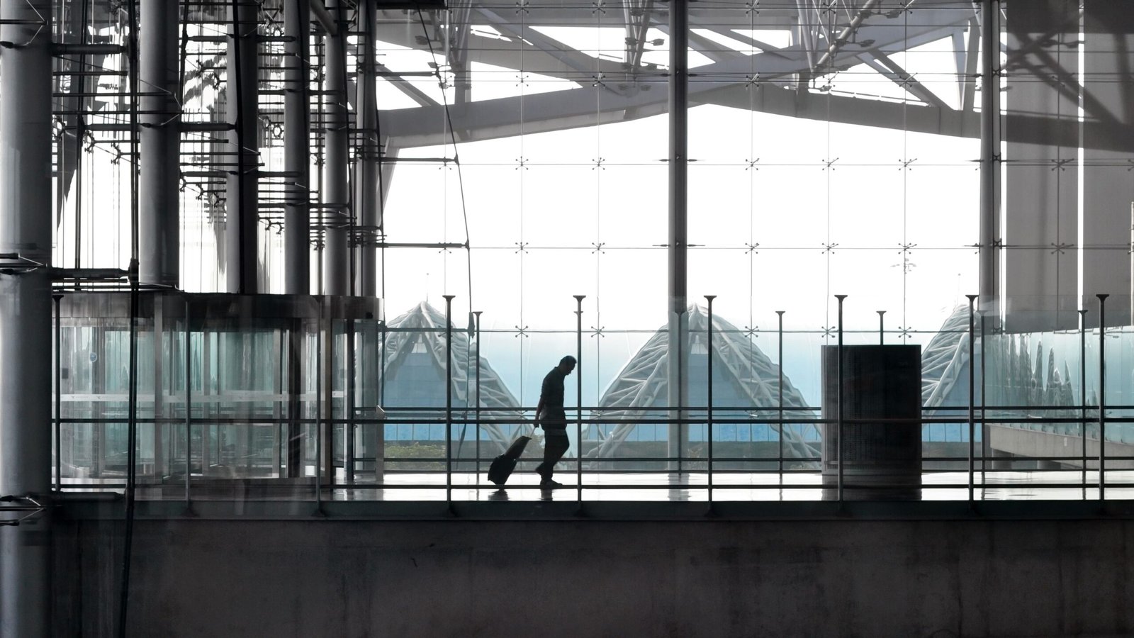 Viajero con maleta en un aeropuerto internacional