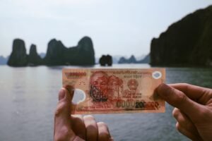 Presupuesto para viajar a Vietnam: dong vietnamita con la Bahía de Ha Long