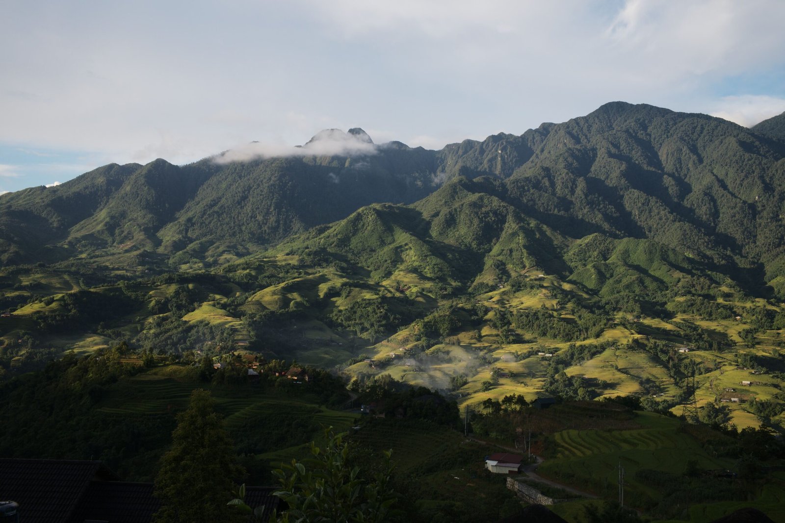 Montañas y valles verdes de Lào Cai, norte de Vietnam