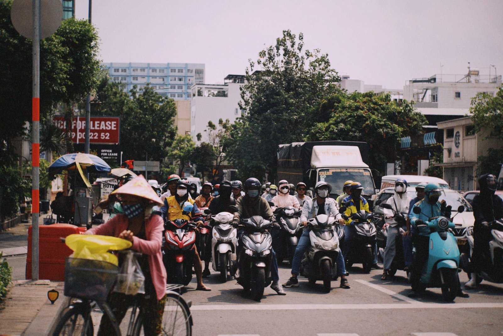 Calle con tráfico de motos en Vietnam