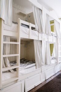 Habitación de hostal con literas y cortinas de privacidad