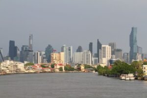 Skyline de Bangkok junto al río Chao Phraya