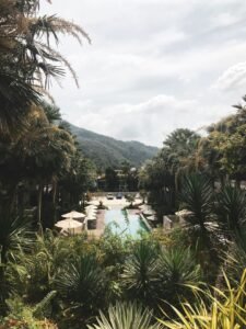 Piscina de un resort tropical en Tailandia