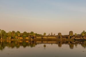 Templo de Angkor Wat reflejado en el agua al amanecer