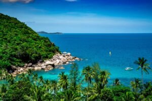 Costa tropical de Koh Samui con vegetación y mar turquesa