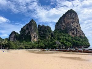 Acantilados de roca caliza y barcas de cola larga en Railay, Krabi