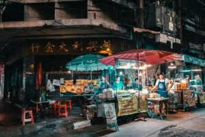 Puestos de comida callejera en un mercado nocturno de Bangkok