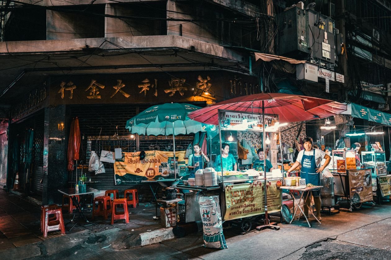 Qué Comer en Tailandia: Platos Imprescindibles y Precios (2026)