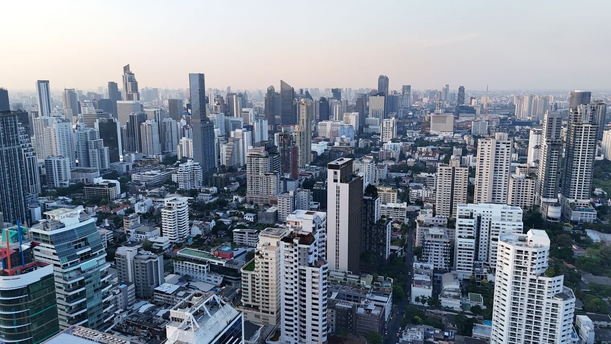 Vista aérea del skyline de Bangkok al atardecer